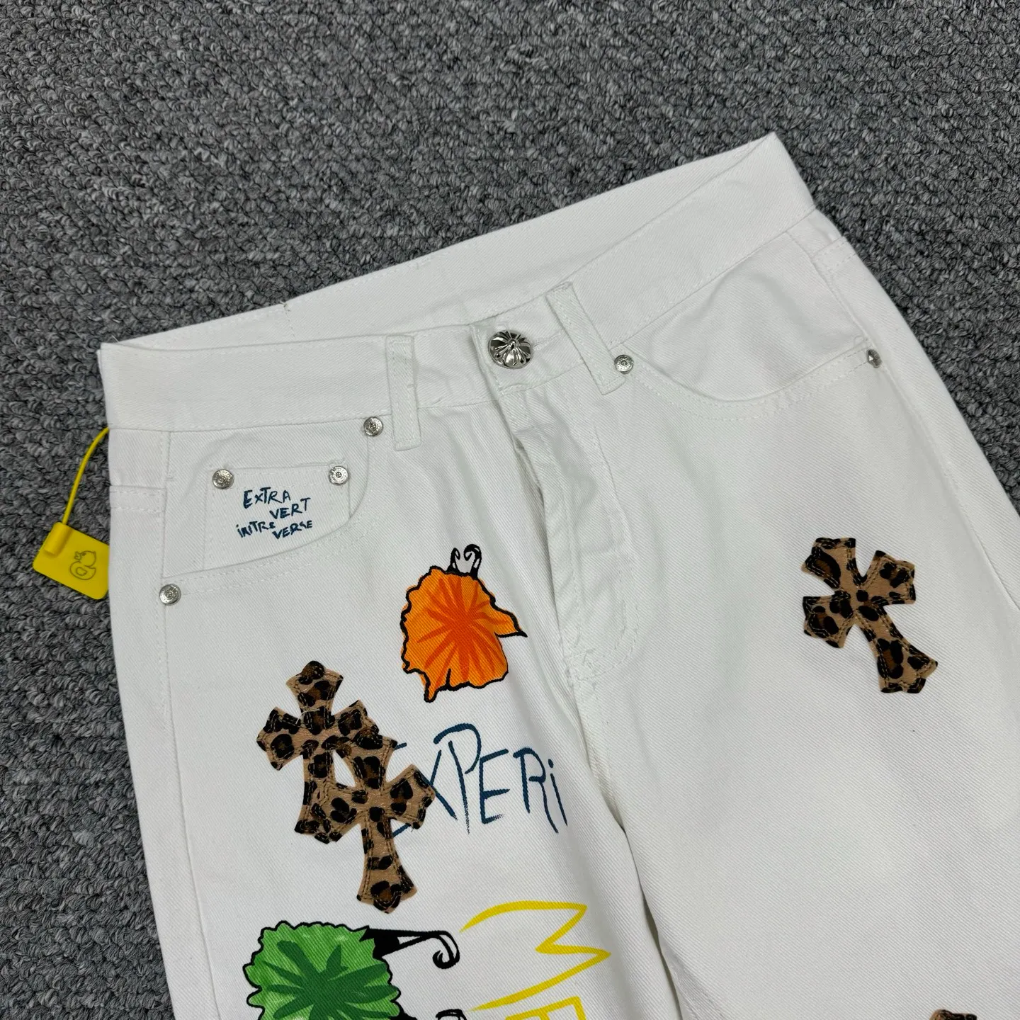 P240 Style No.: H839 Chrome Hearts & Chrome Hearts High-end Chrome hearts white little monster cross patchwork leather jeans, the same style as the trendy uncle. Original hardware accessories, washed and other elevators, QR code analysis are all purchased from the original factory, high degree of restoration, you are welcome to compare with a certain product ~ Three-dimensional version Loose and comfortable, not picky about the figure, taller and slimmer, factory Seiko, original quality control, same style for men and women, can be matched with couples, versatile recommendation, must-have jeans for all seasons, fashionable people have been disappointed From the quality selection of fabrics, the tailoring of details, and the matching of patterns, everything is impeccable! The upper body is so handsome when worn...it can be easily worn by men, women and children! The craftsmanship is made of heavy-duty washed pure cotton denim fabric. After washing, it is soft and thick and looks very stylish when worn. Size: 28, 30, 32, 34 Color: white